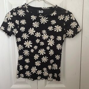XS dark grey/black SO baby tee with daisies and ruffled sleeves